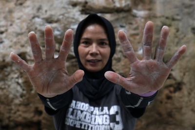 Peserta kompetisi panjat tebing berjibaku mencapai garis finis di Tebing Mandala, Kabupaten Maros, Selasa (15/6/2021).