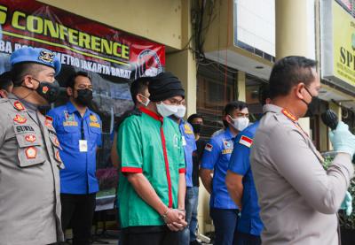 Kapolres Metro Jakarta Barat Kombes Ady Wibowo saat menyampaikan barang bukti 30 gram ganja di Polres Metro Jakarta Barat, Jakarta, Rabu (16/6/2021).