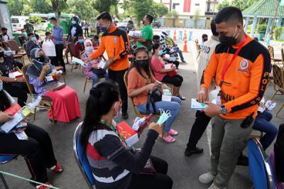 Penyerahan bantuan kepada Pekerja Migran Indonesia yang menjalani karantina di Asrama Haji Sukolilo Surabaya, Rabu (16/6/2021).