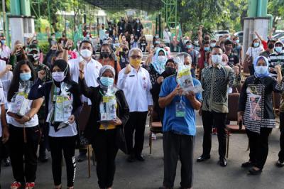 Penyerahan bantuan kepada Pekerja Migran Indonesia yang menjalani karantina di Asrama Haji Sukolilo Surabaya, Rabu (16/6/2021).