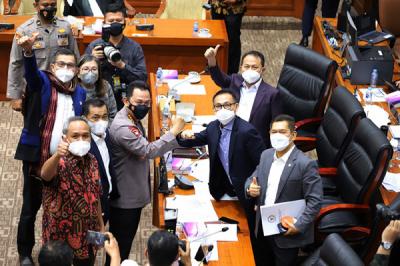 Kapolri Jenderal Pol Listyo Sigit Prabowo mengikuti rapat kerja dengan Komisi III DPR di Kompleks Parlemen Senayan, Jakarta, Rabu (16/6/2021).