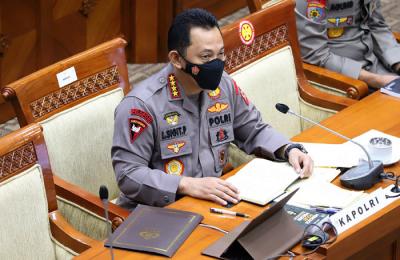Kapolri Jenderal Pol Listyo Sigit Prabowo mengikuti rapat kerja dengan Komisi III DPR di Kompleks Parlemen Senayan, Jakarta, Rabu (16/6/2021).