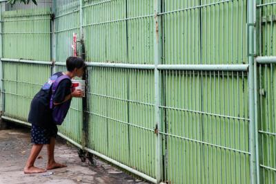 Kelompok pengarak Ondel-ondel tampak keluar dari pemukiman padat di kawasan Kramat Pulo, Jakarta Pusat.