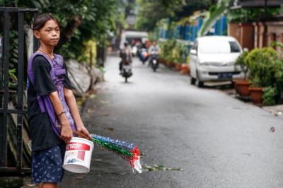 Kelompok pengarak Ondel-ondel tampak keluar dari pemukiman padat di kawasan Kramat Pulo, Jakarta Pusat.