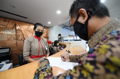 Teller melayani nasabah untuk bertransaksi di Kantor PT Bank Tabungan Negara (Persero) Tbk (BTN) Cabang Harmoni, Jakarta, Rabu (16/6/2021).