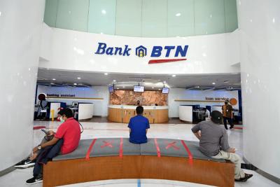 Teller melayani nasabah untuk bertransaksi di Kantor PT Bank Tabungan Negara (Persero) Tbk (BTN) Cabang Harmoni, Jakarta, Rabu (16/6/2021).