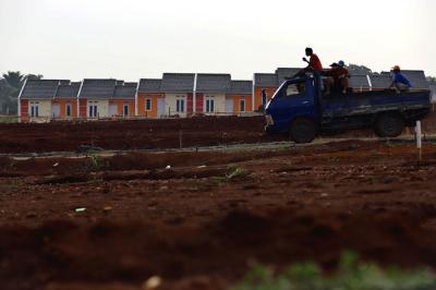 Pekerja beraktivitas di proyek pembangunan rumah bersubsidi di Kabupaten Bogor, Jawa Barat, Selasa (15/6/2021).