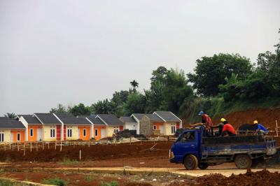 Pekerja beraktivitas di proyek pembangunan rumah bersubsidi di Kabupaten Bogor, Jawa Barat, Selasa (15/6/2021).