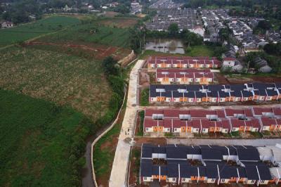 Pekerja beraktivitas di proyek pembangunan rumah bersubsidi di Kabupaten Bogor, Jawa Barat, Selasa (15/6/2021).