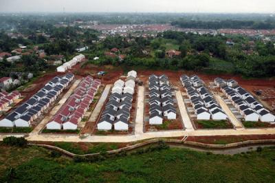 Pekerja beraktivitas di proyek pembangunan rumah bersubsidi di Kabupaten Bogor, Jawa Barat, Selasa (15/6/2021).