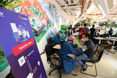 Program Vaksinasi Gotong Royong XL Axiata untuk karyawan dan keluarganya di Jakarta, Rabu (16/6/2021).