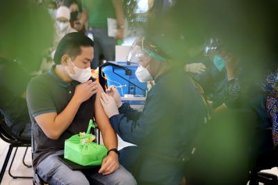 Program Vaksinasi Gotong Royong XL Axiata untuk karyawan dan keluarganya di Jakarta, Rabu (16/6/2021).