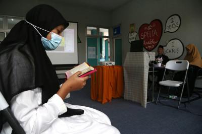 Siswa dan Munaqis menyimak hafalan Alquran secara virtual dalam Munaqosah Hafalan Al-Quran di SMP Al-Falah Deltasari Sidoarjo, Jawa Timur, Kamis (17/6/2021).