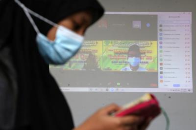 Siswa dan Munaqis menyimak hafalan Alquran secara virtual dalam Munaqosah Hafalan Al-Quran di SMP Al-Falah Deltasari Sidoarjo, Jawa Timur, Kamis (17/6/2021).