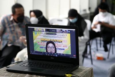 Siswa dan Munaqis menyimak hafalan Alquran secara virtual dalam Munaqosah Hafalan Al-Quran di SMP Al-Falah Deltasari Sidoarjo, Jawa Timur, Kamis (17/6/2021).