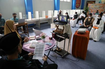 Siswa dan Munaqis menyimak hafalan Alquran secara virtual dalam Munaqosah Hafalan Al-Quran di SMP Al-Falah Deltasari Sidoarjo, Jawa Timur, Kamis (17/6/2021).