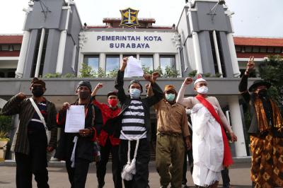 Forum Begandring Soerabaia melayangkan surat gugatan Hari Jadi Kota Surabaya pada wakil Walikota Surabaya Armuji, di Balai Kota Surabaya, Kamis (17/6/2021).