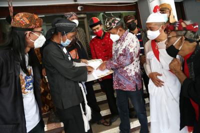 Forum Begandring Soerabaia melayangkan surat gugatan Hari Jadi Kota Surabaya pada wakil Walikota Surabaya Armuji, di Balai Kota Surabaya, Kamis (17/6/2021).