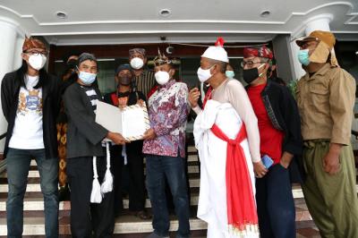 Forum Begandring Soerabaia melayangkan surat gugatan Hari Jadi Kota Surabaya pada wakil Walikota Surabaya Armuji, di Balai Kota Surabaya, Kamis (17/6/2021).