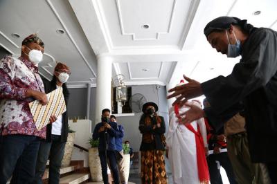 Forum Begandring Soerabaia melayangkan surat gugatan Hari Jadi Kota Surabaya pada wakil Walikota Surabaya Armuji, di Balai Kota Surabaya, Kamis (17/6/2021).
