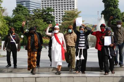 Forum Begandring Soerabaia melayangkan surat gugatan Hari Jadi Kota Surabaya pada wakil Walikota Surabaya Armuji, di Balai Kota Surabaya, Kamis (17/6/2021).