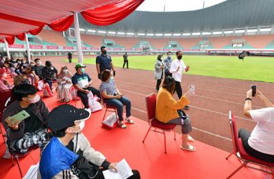 Presiden Joko Widodo didampingi Gubernur Jawa Barat Ridwan Kamil saat meninjau vaksinasi bagi sekitar 5.000 masyarakat di Stadion Pakansari, Kamis (17/6/2021).