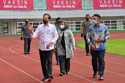 Presiden Joko Widodo didampingi Gubernur Jawa Barat Ridwan Kamil saat meninjau vaksinasi bagi sekitar 5.000 masyarakat di Stadion Pakansari, Kamis (17/6/2021).