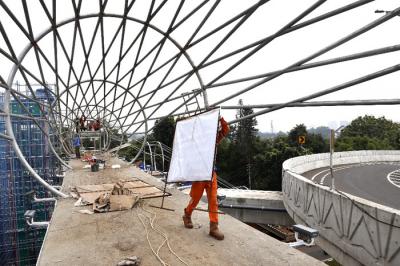 Sejumlah pekerja menyelesaikan proyek pembangunan jembatan penyeberangan orang di Jalan Raya Lenteng Agung, Jagakarsa, Jakarta Selatan, Kamis, (17/6/2021).