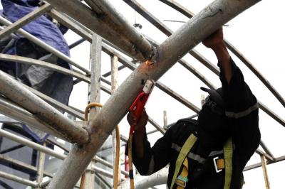 Sejumlah pekerja menyelesaikan proyek pembangunan jembatan penyeberangan orang di Jalan Raya Lenteng Agung, Jagakarsa, Jakarta Selatan, Kamis, (17/6/2021).