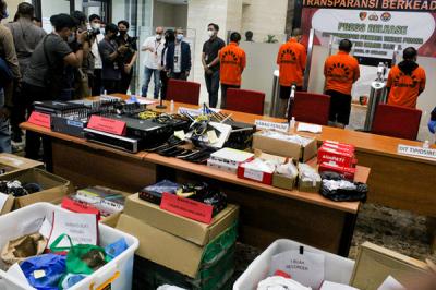 Rilis kasus tindak pidana pinjaman online ilegal di kantor Bareskrim Polri, Jakarta, Kamis (17/6/2021).