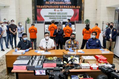 Rilis kasus tindak pidana pinjaman online ilegal di kantor Bareskrim Polri, Jakarta, Kamis (17/6/2021).