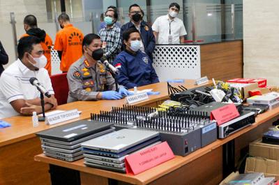 Rilis kasus tindak pidana pinjaman online ilegal di kantor Bareskrim Polri, Jakarta, Kamis (17/6/2021).