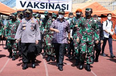 Pelaksanaan Serbuan Vaksinasi bagi masyarakat Jawa Barat dan sekitarnya di Stadion Gelora Bandung Lautan Api, Kabupaten Bandung, Kamis (17/6/2021).