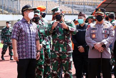 Pelaksanaan Serbuan Vaksinasi bagi masyarakat Jawa Barat dan sekitarnya di Stadion Gelora Bandung Lautan Api, Kabupaten Bandung, Kamis (17/6/2021).