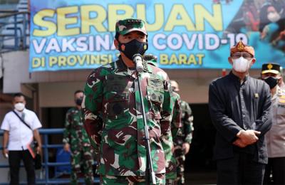 Pelaksanaan Serbuan Vaksinasi bagi masyarakat Jawa Barat dan sekitarnya di Stadion Gelora Bandung Lautan Api, Kabupaten Bandung, Kamis (17/6/2021).