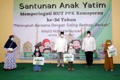 Pusat Pengoelolaan Komplek (PPK) Kemayoran memberikan santunan kepada 300 anak yatim di Masjid Akbar, Kemayoran, Jakarta Pusat, Kamis (17/6/2021).