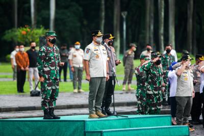 Apel persiapan pasukan gabungan TNI, Polri dan Satpol PP di Tugu Monas, Jakarta Pusat, Jumat (18/6/2021).