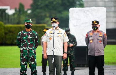 Apel persiapan pasukan gabungan TNI, Polri dan Satpol PP di Tugu Monas, Jakarta Pusat, Jumat (18/6/2021).