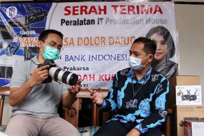 Serah terima bantuan perlengkapan multimedia di kantor Yayasan Asa Dolor Darjo, di Gedangan Sidoarjo, Jawa Timur, Jumat (18/6/2021).