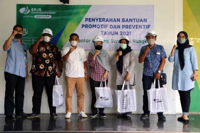 Penyerahan Alat Pelindung Diri pada peserta BP Jamsostek sektor Jasa Konstruksi di kantor BP Jamsostek Cabang Surabaya Rungkut, Jumat (18/6/2021).