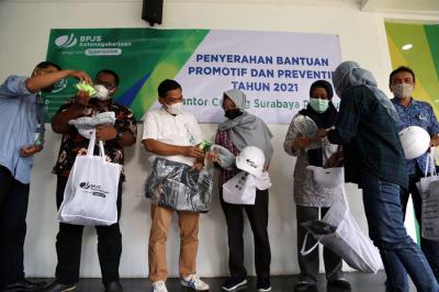 Penyerahan Alat Pelindung Diri pada peserta BP Jamsostek sektor Jasa Konstruksi di kantor BP Jamsostek Cabang Surabaya Rungkut, Jumat (18/6/2021).