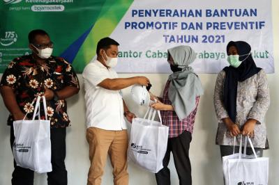 Penyerahan Alat Pelindung Diri pada peserta BP Jamsostek sektor Jasa Konstruksi di kantor BP Jamsostek Cabang Surabaya Rungkut, Jumat (18/6/2021).