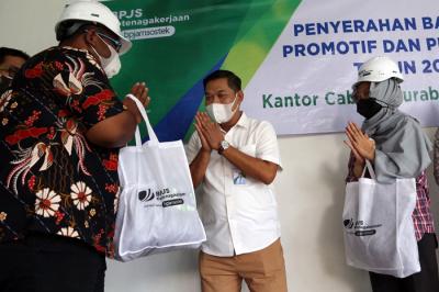 Penyerahan Alat Pelindung Diri pada peserta BP Jamsostek sektor Jasa Konstruksi di kantor BP Jamsostek Cabang Surabaya Rungkut, Jumat (18/6/2021).