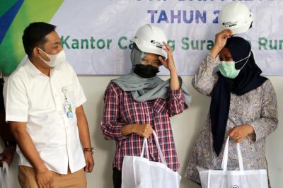 Penyerahan Alat Pelindung Diri pada peserta BP Jamsostek sektor Jasa Konstruksi di kantor BP Jamsostek Cabang Surabaya Rungkut, Jumat (18/6/2021).