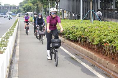 Pesepeda melintasi jalur sepeda permanen di kawasan Jalan Sudirman, Jakarta Pusat, Jumat (18/6/2021).