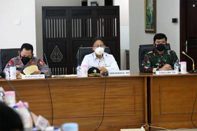Panglima TNI Marsekal TNI Hadi Tjahjanto bersama Menkes Budi Gunadi Sadikin saat menghadiri Rapat Koordinasi di Lanud Iswahjudi Madiun, Jumat (18/6/2021).