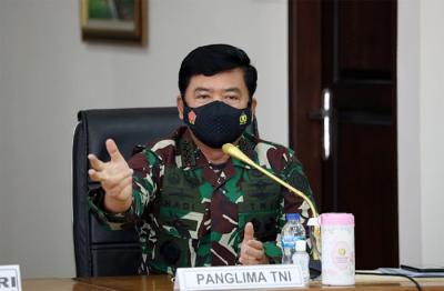 Panglima TNI Marsekal TNI Hadi Tjahjanto bersama Menkes Budi Gunadi Sadikin saat menghadiri Rapat Koordinasi di Lanud Iswahjudi Madiun, Jumat (18/6/2021).