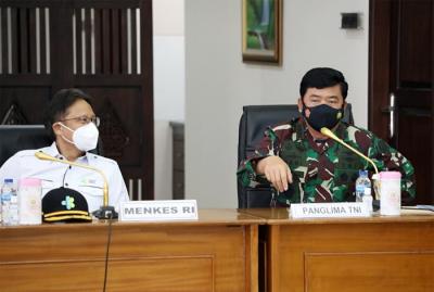 Panglima TNI Marsekal TNI Hadi Tjahjanto bersama Menkes Budi Gunadi Sadikin saat menghadiri Rapat Koordinasi di Lanud Iswahjudi Madiun, Jumat (18/6/2021).