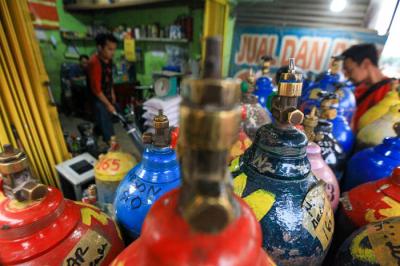 Pekerja memeriksa tabung oksigen di agen isi ulang oksigen di Jakarta Barat, Jumat (18/6/2021).