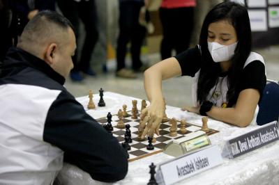 Peserta sedang bertanding dalam Turnamen Catur Indonesia Master yang diselenggarakan oleh MPR di Nusantara V di Kompleks Parlemen, Jakarta, Sabtu (19/6/2021).